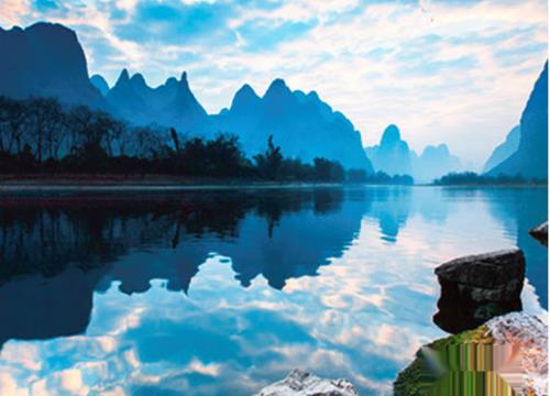 来桂林旅游选择到哪个动车站或者火车站下车最好