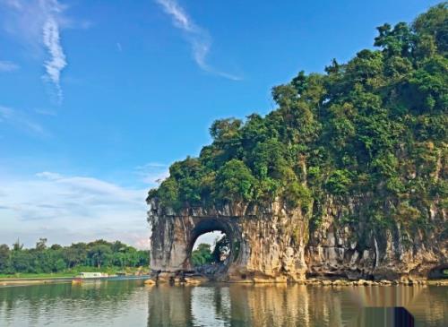 来桂林旅游选择到哪个动车站或者火车站下车最好