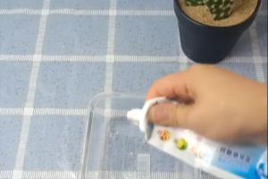 如何快速去除冰箱缝隙里的脏东西呢？.