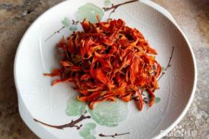 凉拌百合花的家常做法.