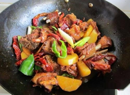 色香味俱全的土豆烧羊排的做法