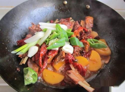 色香味俱全的土豆烧羊排的做法