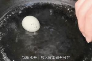 怎样用皮蛋、鸡蛋和火腿做特色凉调菜？.