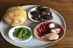 小土豆焖香菇的做法.