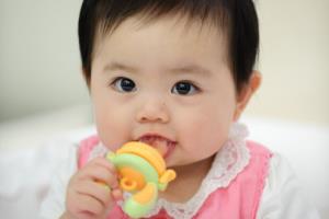 孩子在公众场合哭闹时，家长如何做到平静应对？.