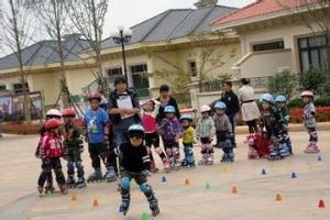 如何教孩子学会轮滑.