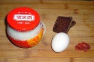米酒红糖配鸡蛋.