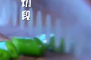 怎么做美味好吃的荷包蛋焖黄骨鱼.