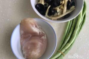 腐竹木耳炒鸡肉.