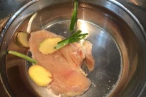 凉拌手撕鸡胸肉.