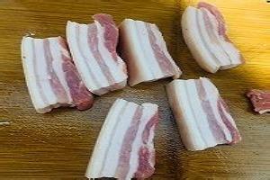 如何做美味的香菇肉丁炸酱面.