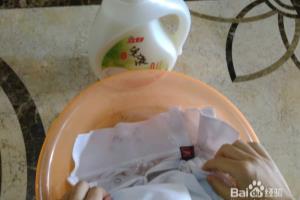 什么洗衣液好用来清洗白色衣服上的油渍.