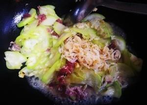 怎样做可口的西葫芦瓜炒肉末虾皮