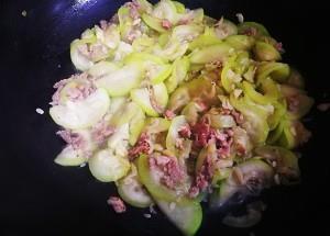 怎样做可口的西葫芦瓜炒肉末虾皮