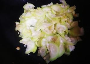 怎样做可口的西葫芦瓜炒肉末虾皮