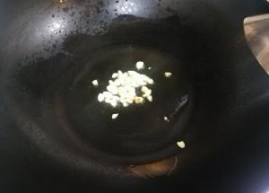 怎样做可口的西葫芦瓜炒肉末虾皮