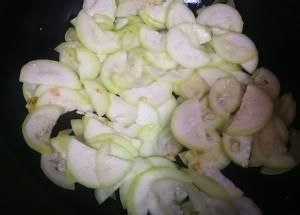 怎样做可口的西葫芦瓜炒肉末虾皮