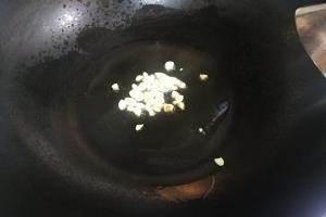 怎样做可口的西葫芦瓜炒肉末虾皮.