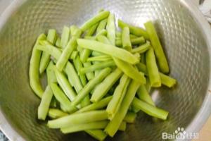 如何在家自制四季豆焖饭？.