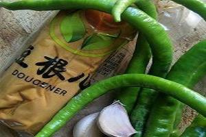 如何制作美味的青辣椒炒素肉.