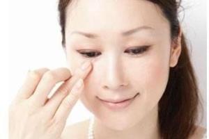 怎么正确使用眼霜.