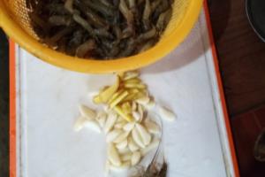 干煸小河虾的家庭做法.