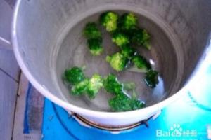 怎样做玫瑰姬菇西兰花.