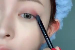 如何画出美丽的眼影.