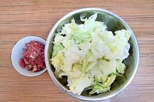 剁椒圆白菜小炒肉的做法.