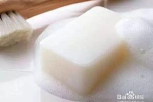 白鞋弄脏了怎么清洗？.