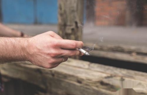 是什么导致头发变白?