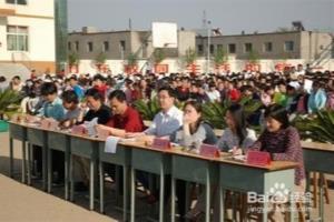 学生艺术才艺比赛的评委组成策略.