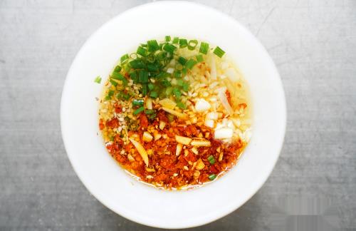 诱惑味蕾的野菜鸡丝荞麦面面条