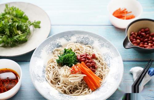 诱惑味蕾的野菜鸡丝荞麦面面条