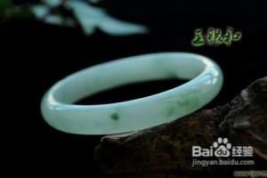 翡翠手镯佩戴小技巧.
