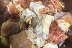 红烧鸡块炖土豆的做法。.