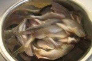 炸黄花鱼的做法视频.