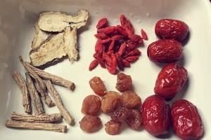 美食汤羹--药膳鸡脚汤.