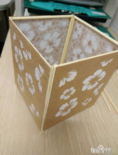 用牛皮纸和一次性筷子制作简单实用的纸箱灯步骤