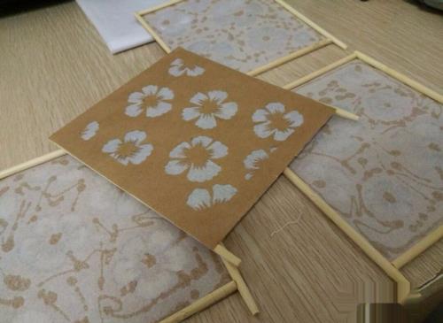 用牛皮纸和一次性筷子制作简单实用的纸箱灯步骤