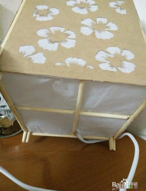 用牛皮纸和一次性筷子制作简单实用的纸箱灯步骤