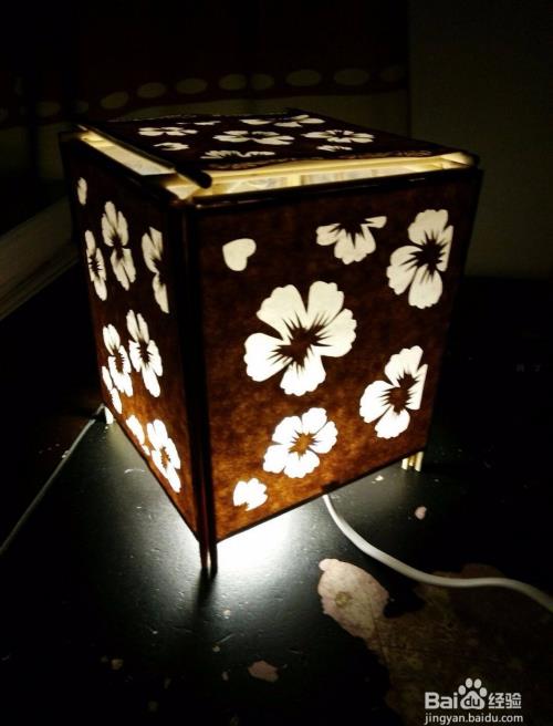 用牛皮纸和一次性筷子制作简单实用的纸箱灯步骤