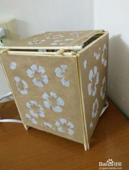 用牛皮纸和一次性筷子制作简单实用的纸箱灯步骤