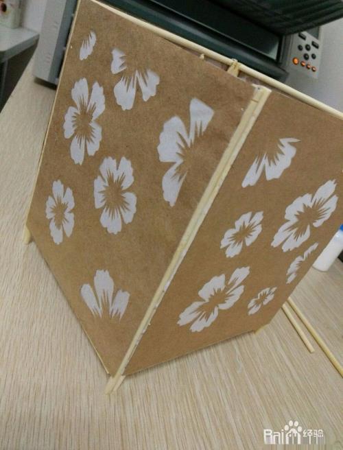 用牛皮纸和一次性筷子制作简单实用的纸箱灯步骤
