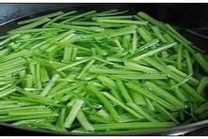 芹菜花生米怎么做.