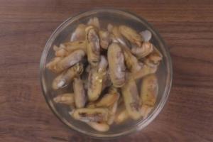 如何做美味的蒜蓉粉丝蒸蛏子.