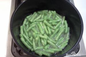 肥肠干煸敏豆.