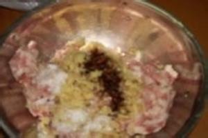 肉酿油面筋的家常做法.