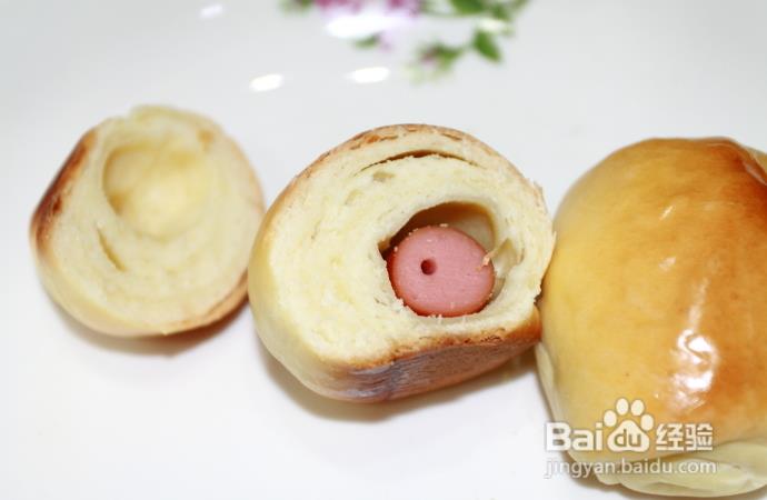 春游方便携带的脆皮肠小面包