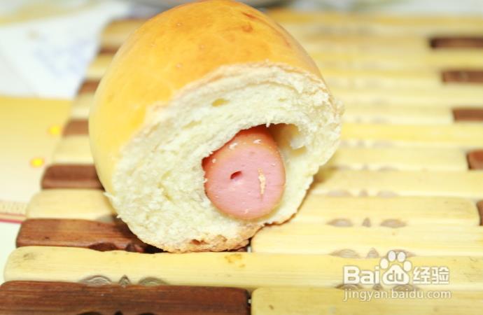 春游方便携带的脆皮肠小面包